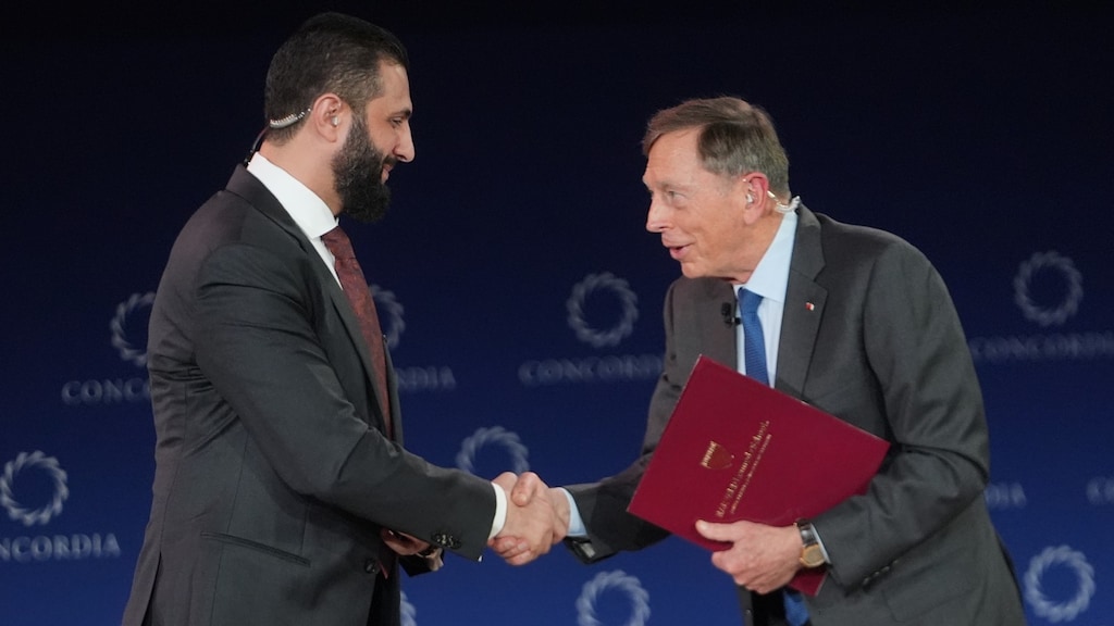 Sharaa met zijn voormalige vijand, oud-generaal Petraeus.