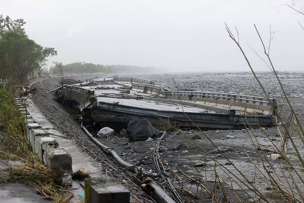 Deze brug werd door de overstromingen weggeslagen.