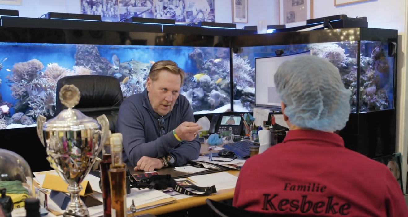 Oos Kesbeke woest op buurman in De Augurkenkoning