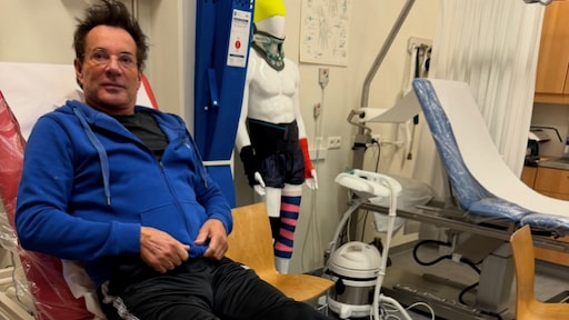 Gerard Joling deelt nieuws over gipsbeen: 'Als een kind zo blij'