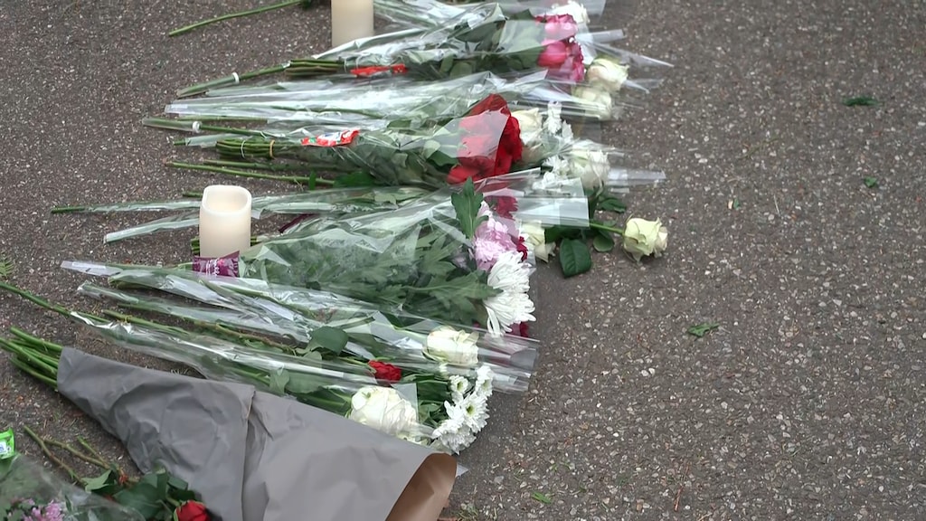 Bloemen voor Jerryson voor aanvang van de stille tocht