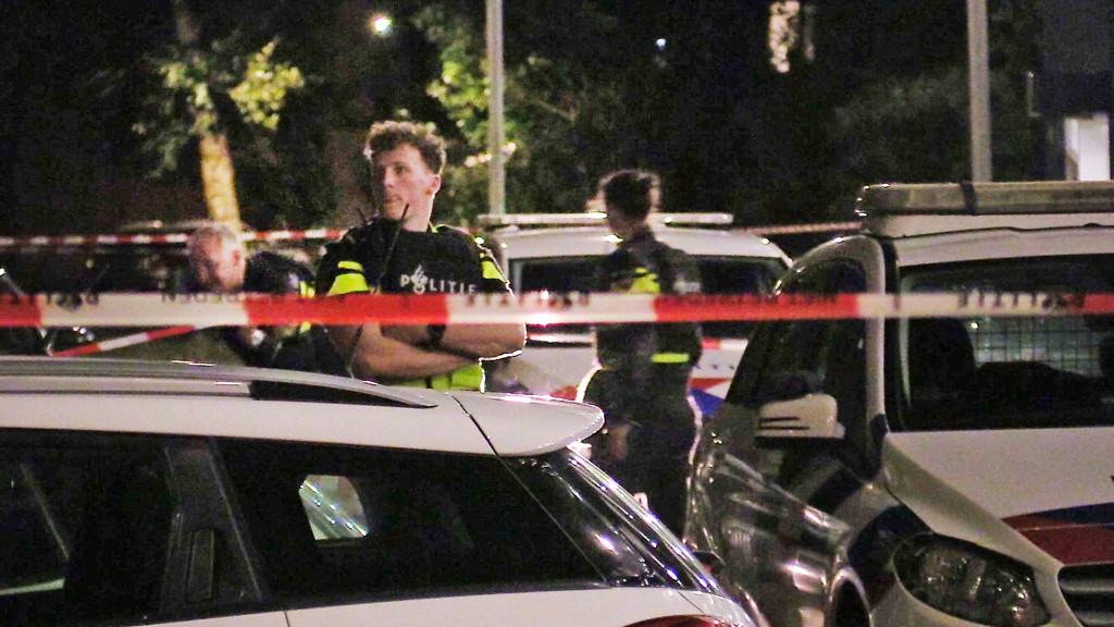 Agenten bij de flat aan de Furmerusstraat in Sneek.