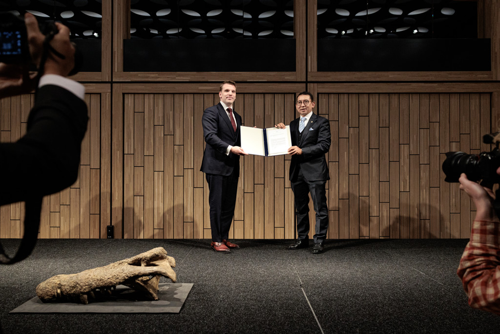 Minister Moes overhandigt een overdrachtsbrief aan zijn Indonesische collega Fadli Zon.