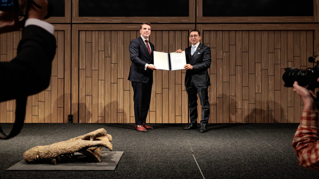 Minister Moes overhandigt een overdrachtsbrief aan zijn Indonesische collega Fadli Zon.