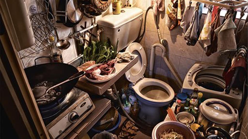 Vaak moeten mensen in dezelfde ruimte naar het toilet als waar ze koken.