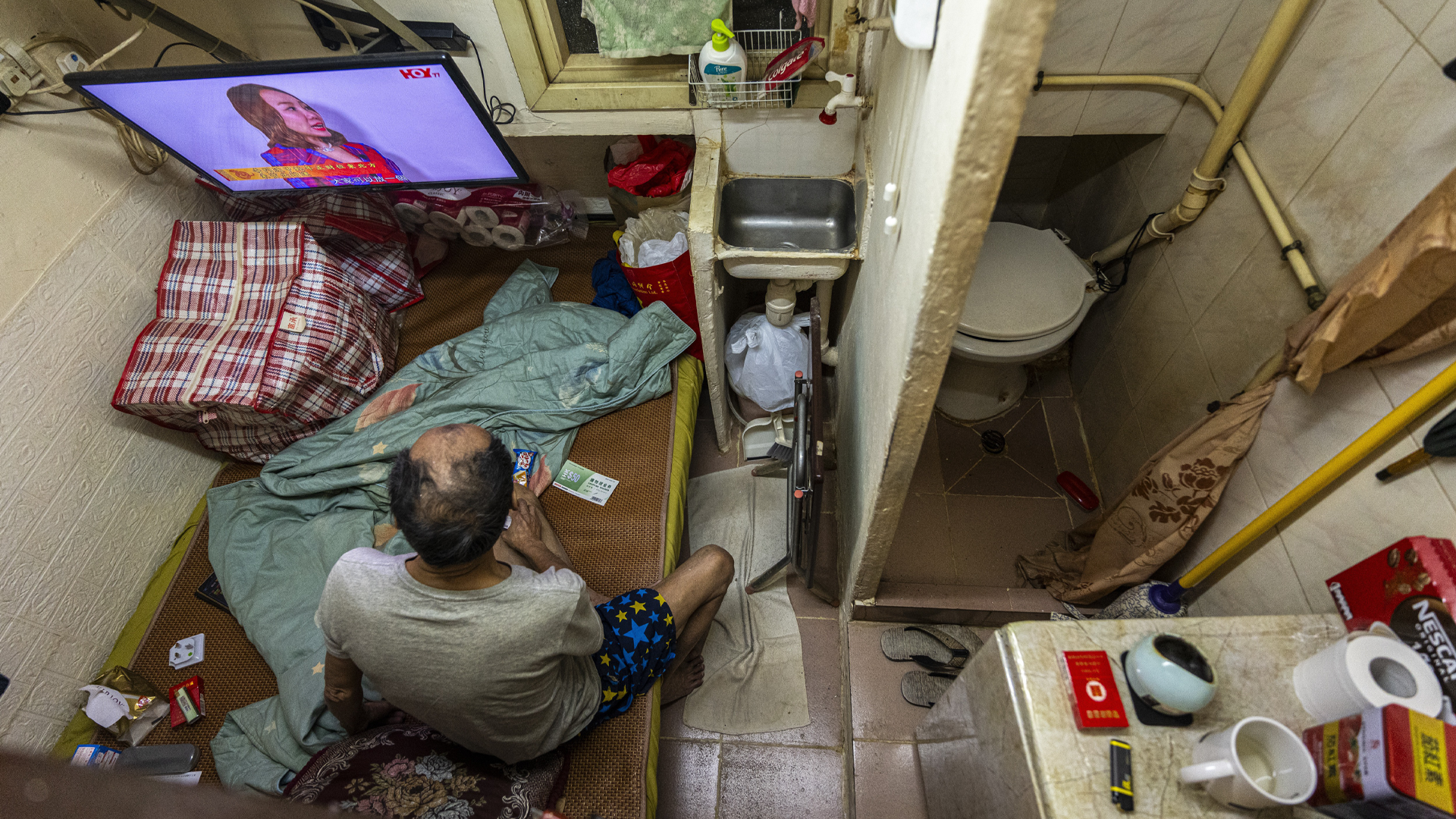 Klein, duur en onveilig: Hongkong verbiedt 'bezemkast-appartementen'