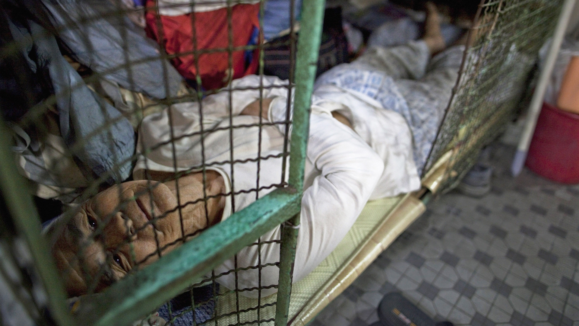 Een stapelbed omringd door een metalen kooi is de volledige omvang van deze woning.