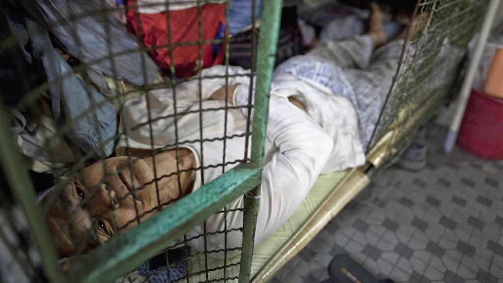 Een stapelbed omringd door een metalen kooi is de volledige omvang van deze woning.