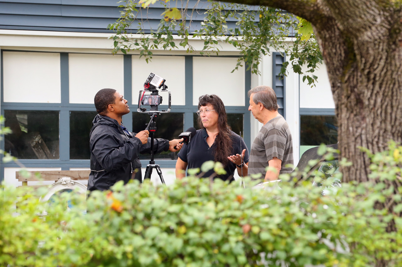 Buren worden geïnterviewd.