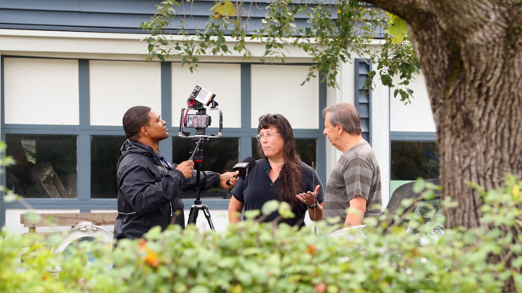 Buren worden geïnterviewd.