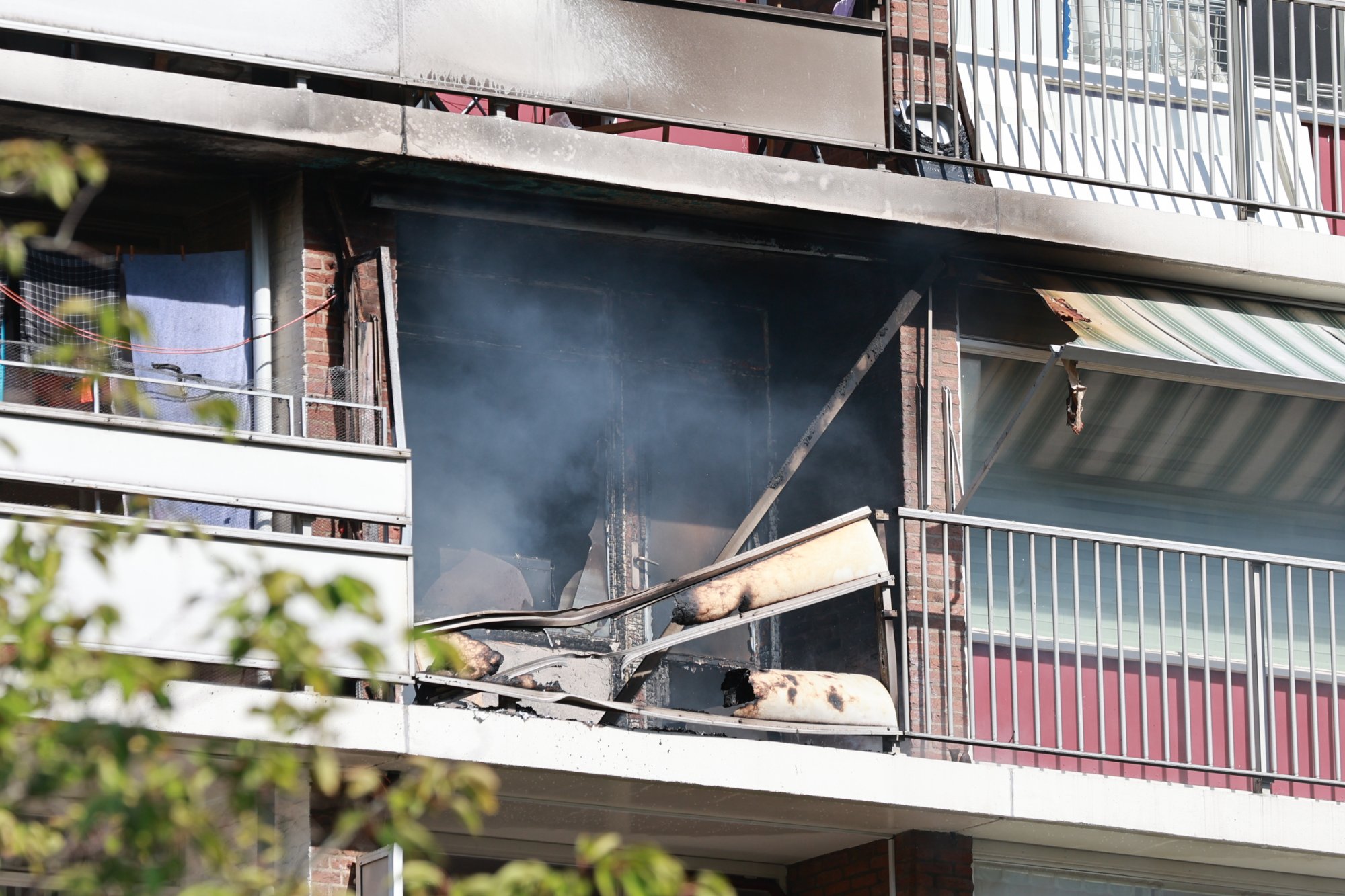 Grote brand in flatgebouw Rijswijk, traumahelikopter opgeroepen