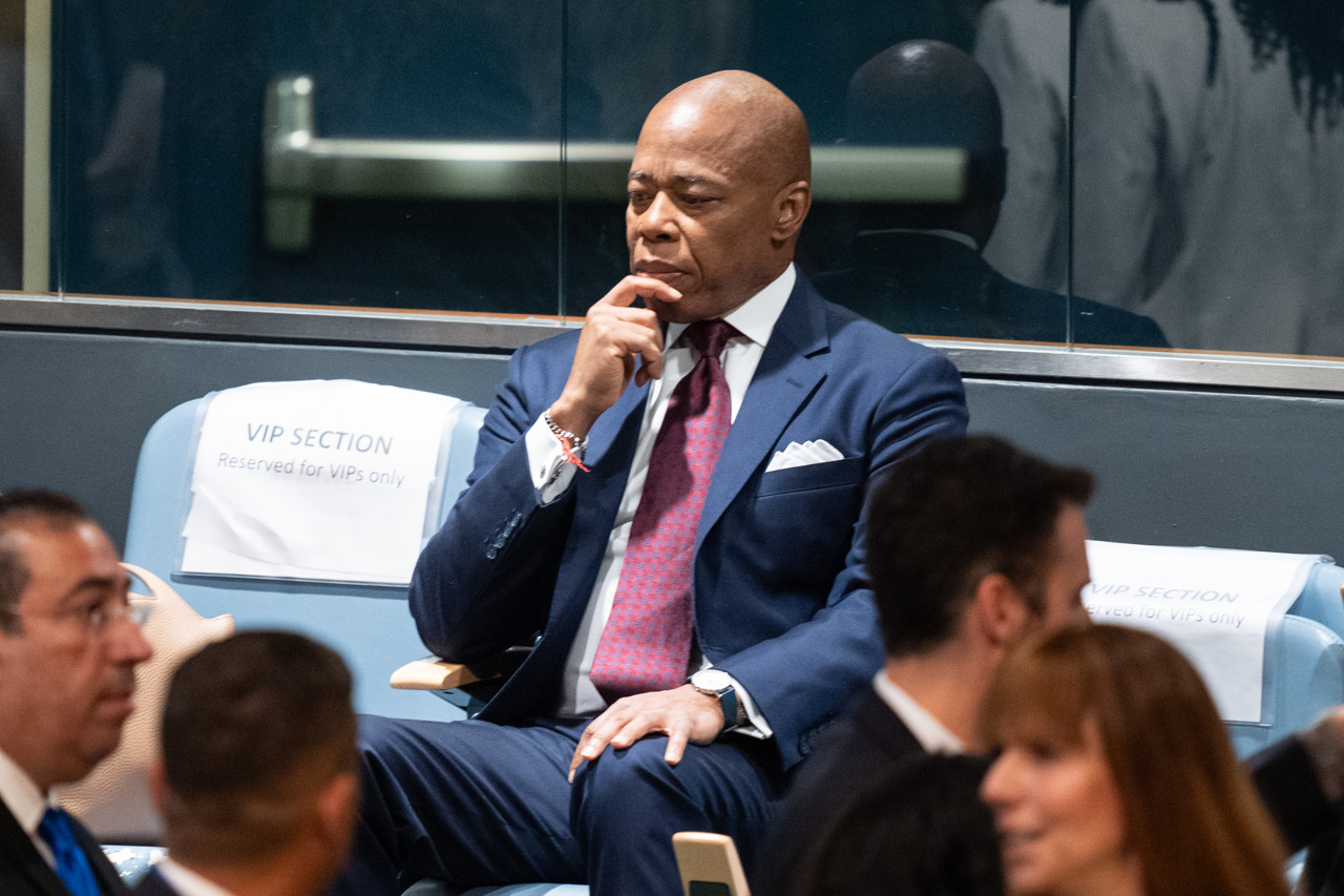 Burgemeester van New York stopt herverkiezingscampagne, laat spoor van schandalen achter