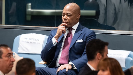 Burgemeester van New York stopt herverkiezingscampagne, laat spoor van schandalen achter