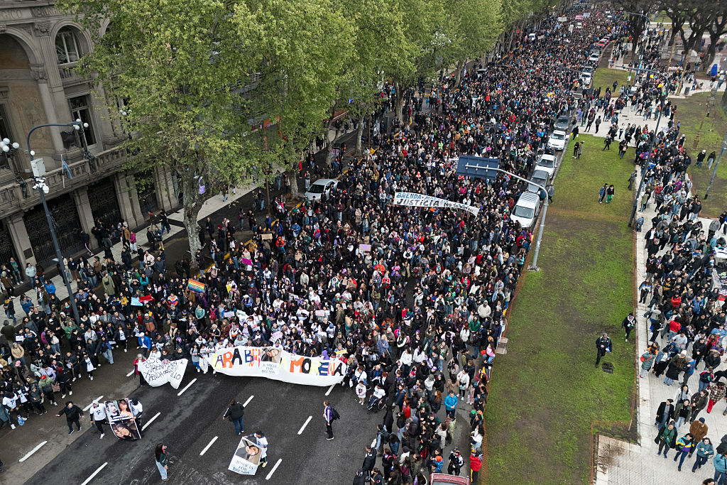 Emotioneel protest in Buenos Aires na gelivestreamde vrouwenmoorden