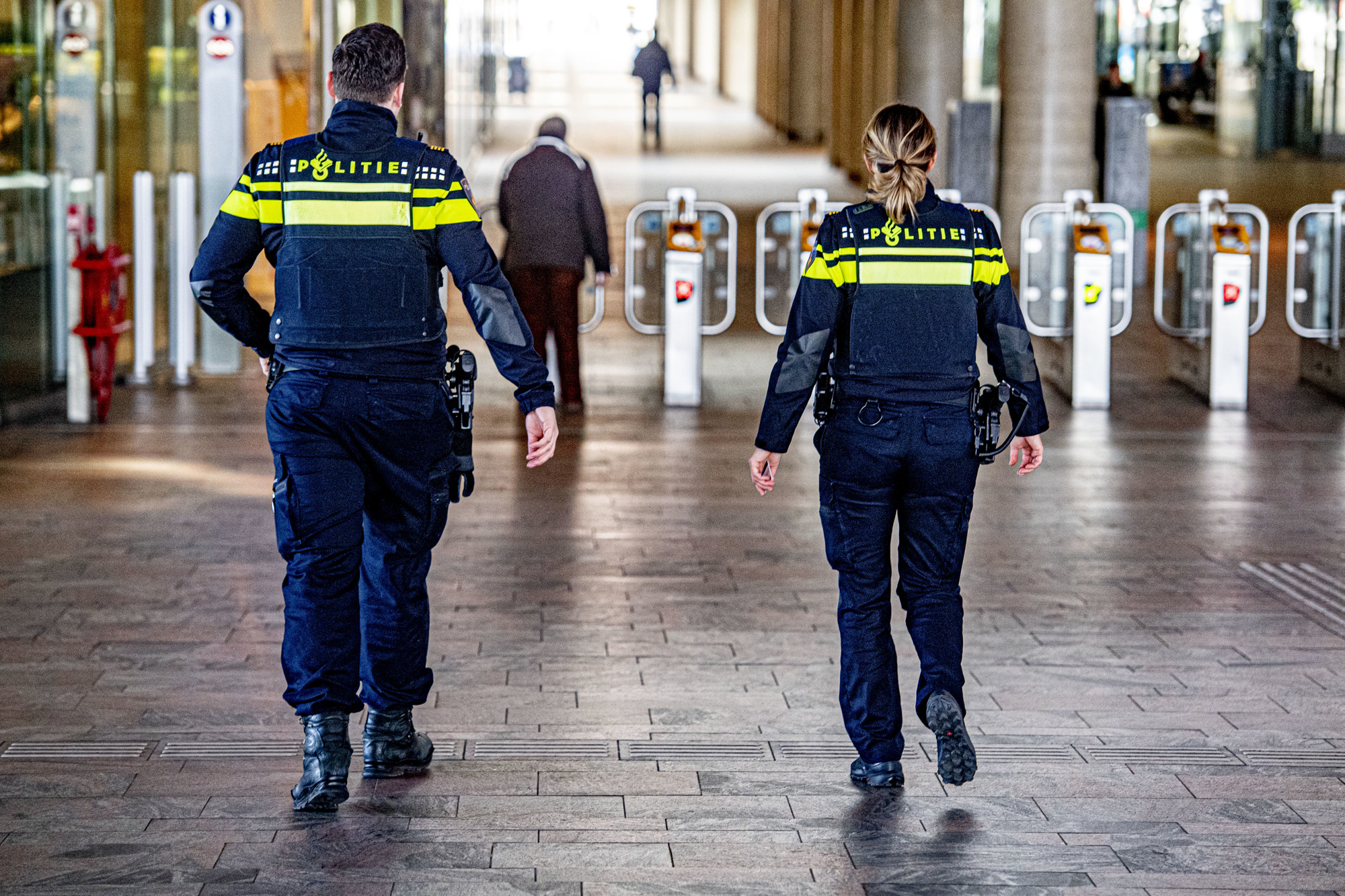 V Rotterdamu aretirali tri mladoletnike zaradi posedovanja orožja