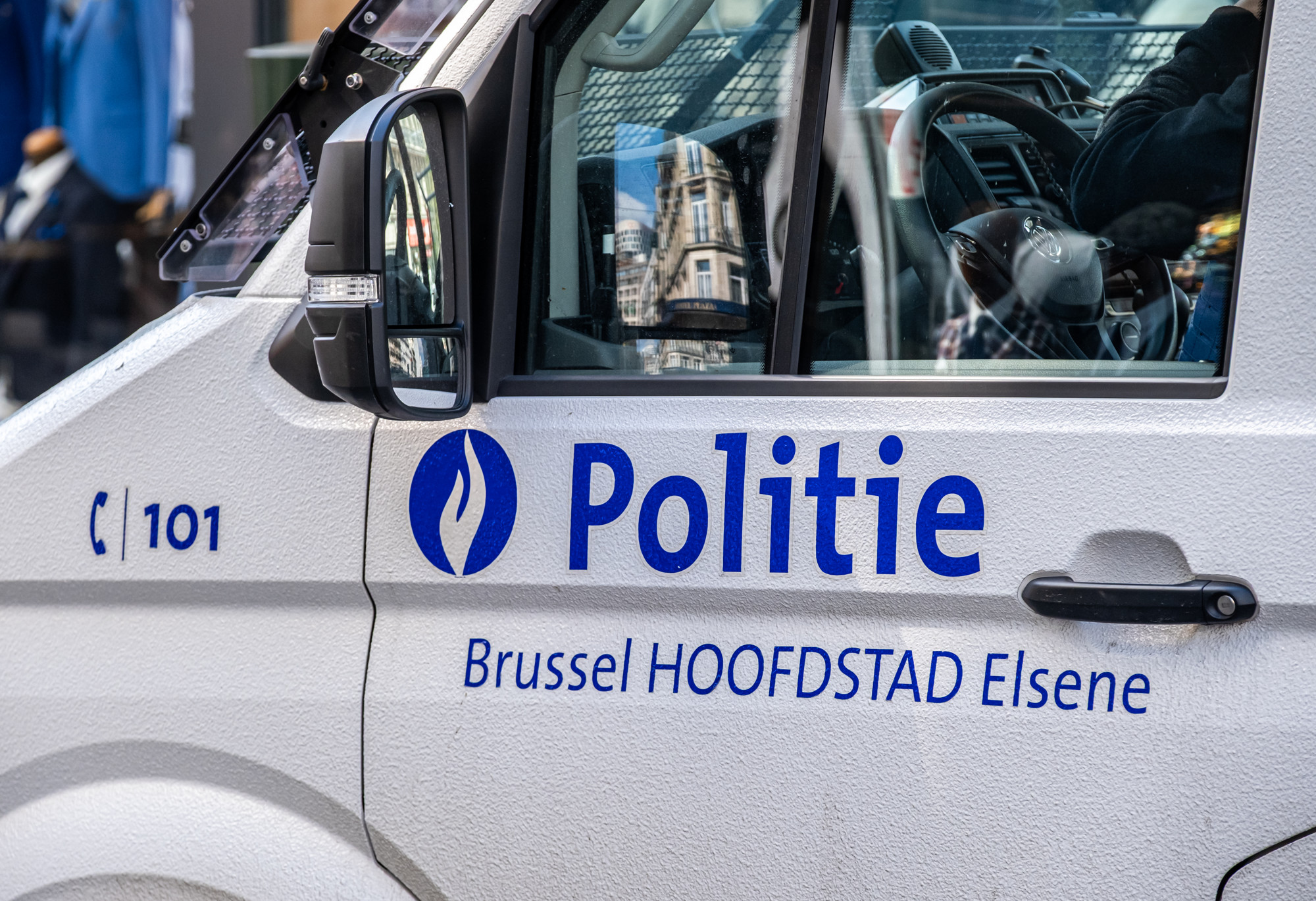 Thi thể treo lơ lửng nhiều giờ trên biển báo giao thông ở đường vành đai Brussels