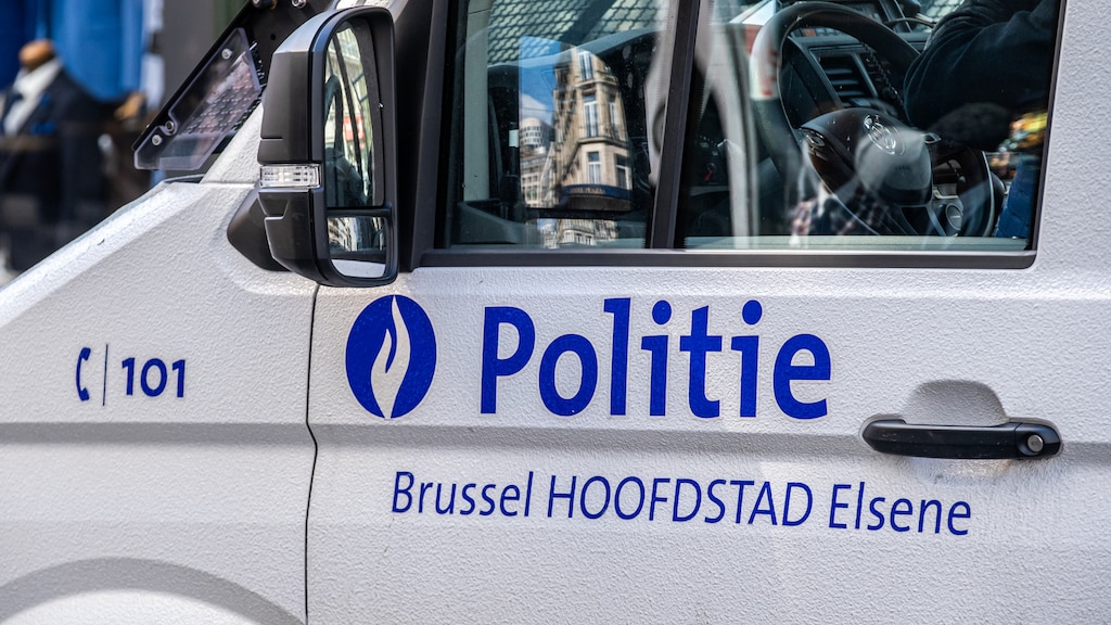 Thi thể treo lơ lửng nhiều giờ trên biển báo giao thông ở đường vành đai Brussels