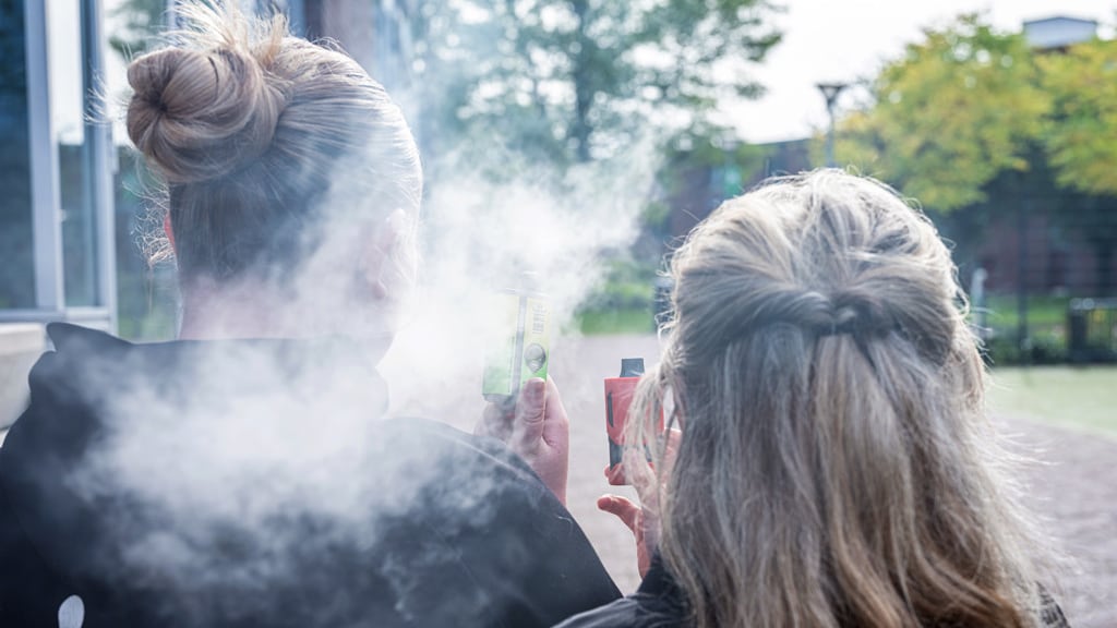 Hoe kom je van vapeverslaving af? 'Het is anders dan stoppen met roken'