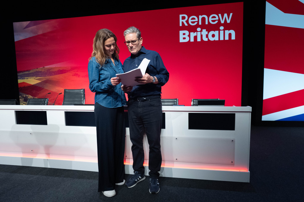 Premier Starmer onder vuur: Labour-leider worstelt met migratiekwestie