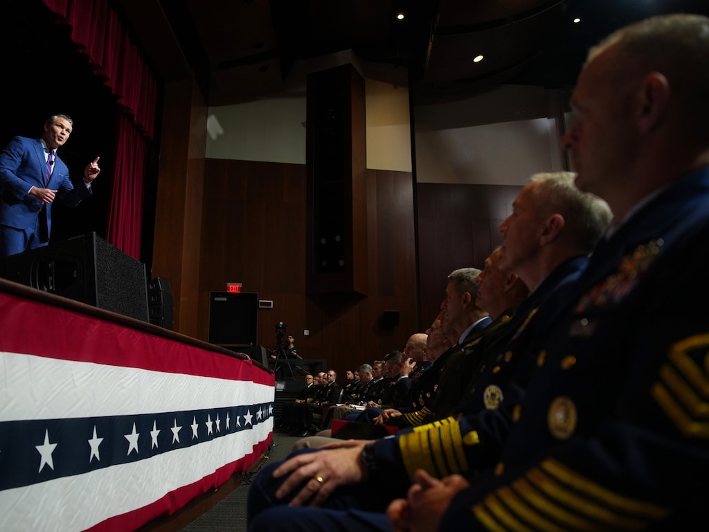 Trump en Hegseth draaien duimschroeven krijgsmacht aan na 'decennia van ...