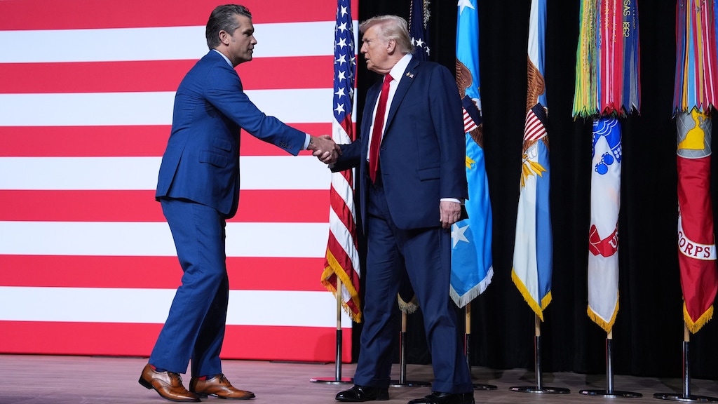 Hegseth verwelkomt na zijn toespraak president Trump op het podium.