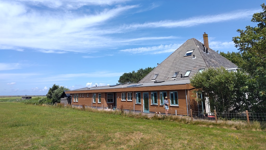 De boerderij waar Daan en zijn gezin met meerdere vrienden wonen.
