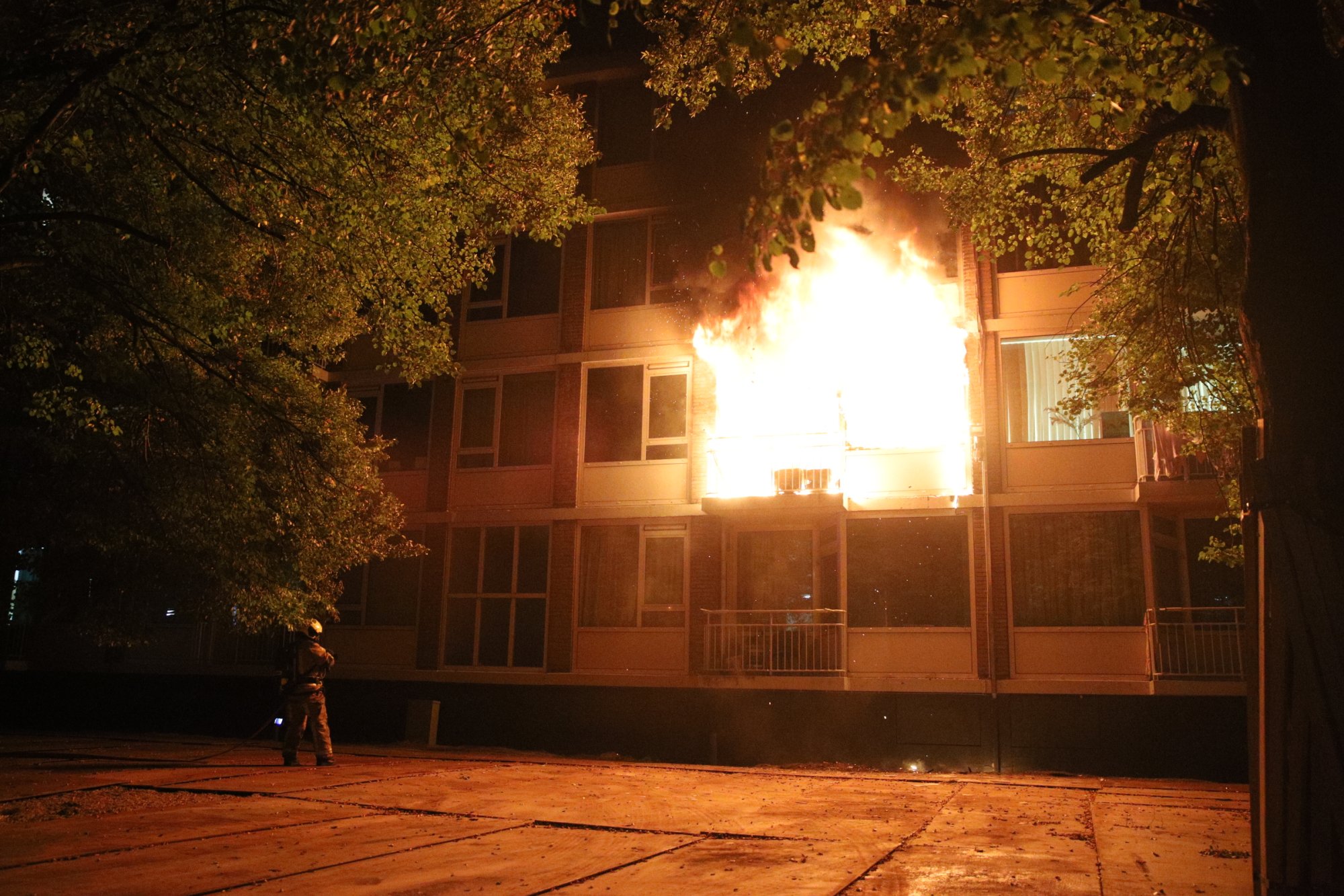 Brand in portiekwoning Den Haag tijdens opladen fatbike