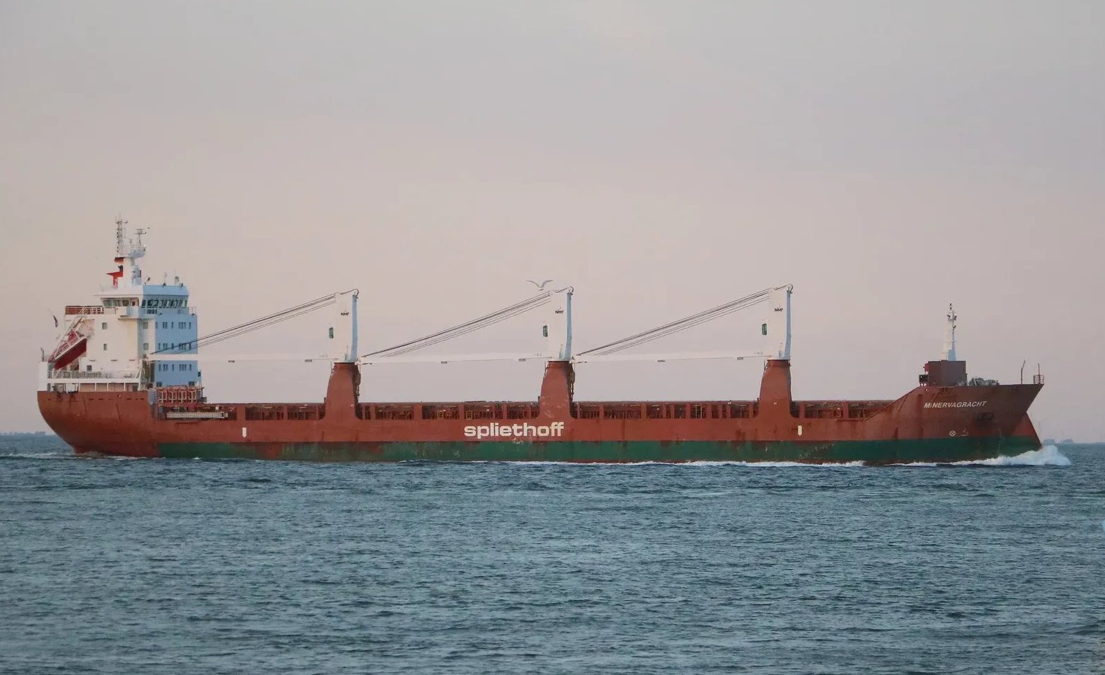 Bemanning Nederlands vrachtschip gered door helikopter, twee gewonden