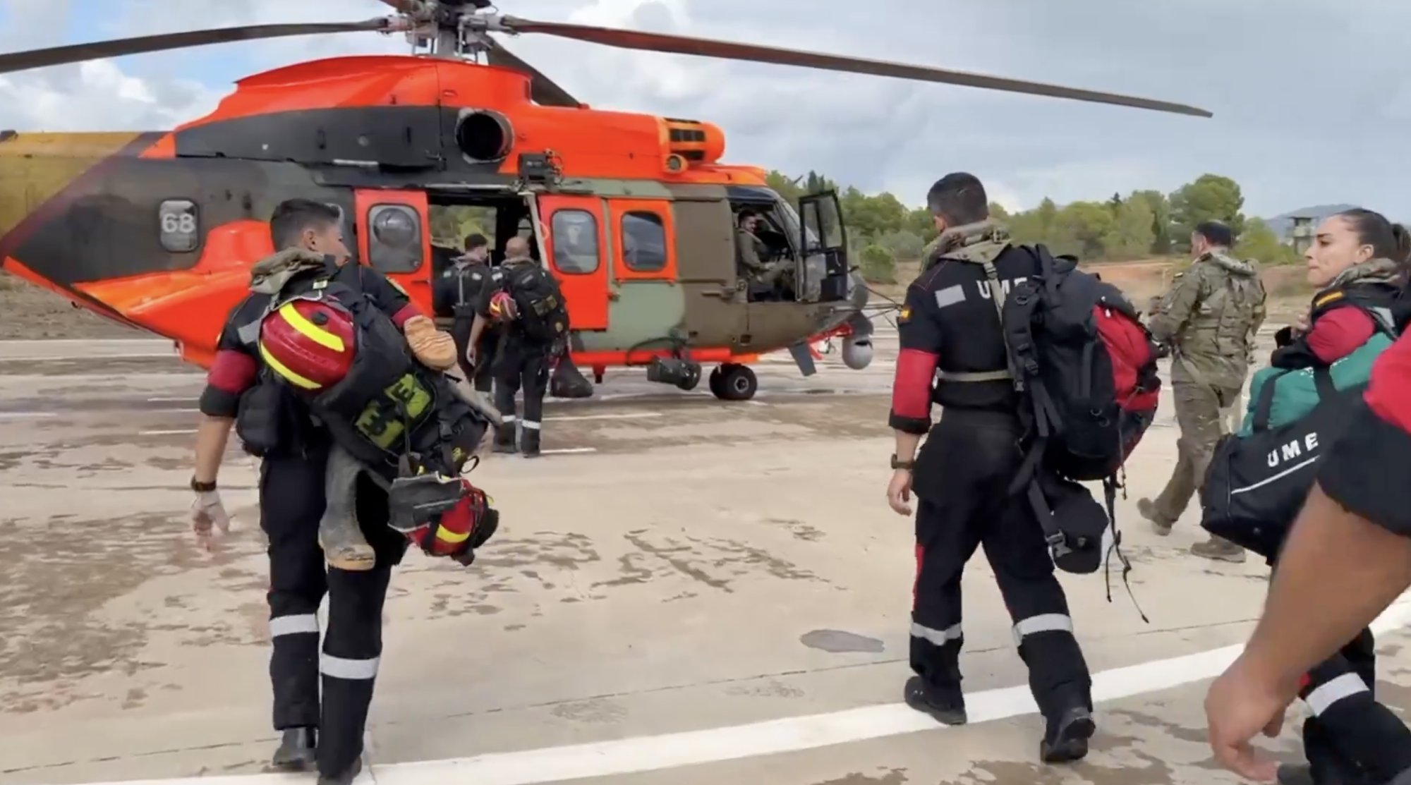 Militairen op weg naar Ibiza om mensen te helpen die vast zitten.