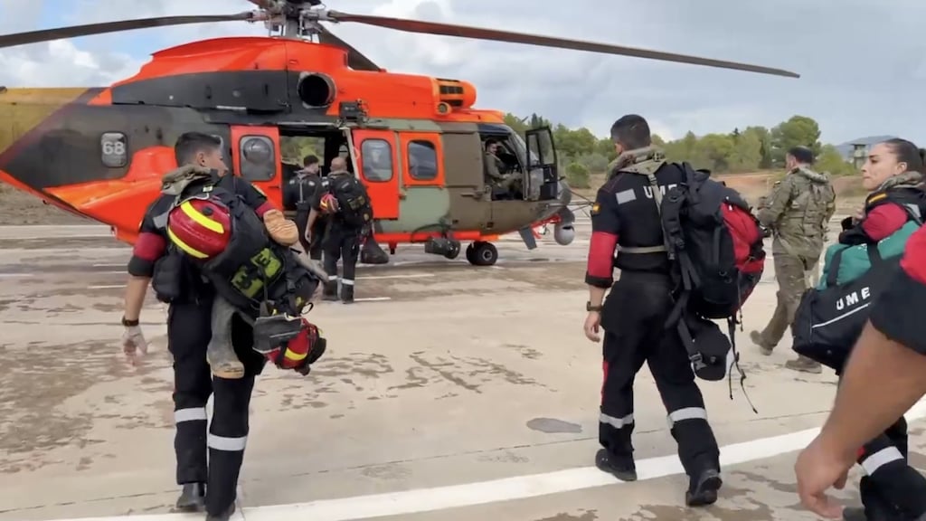 Militairen op weg naar Ibiza om mensen te helpen die vast zitten.