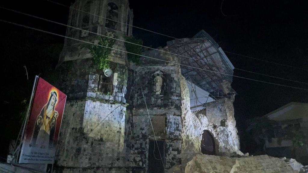 Schade door de aardbeving.