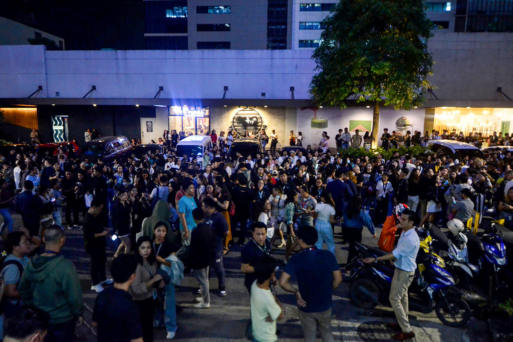 Mensen op straat na de aardbeving.
