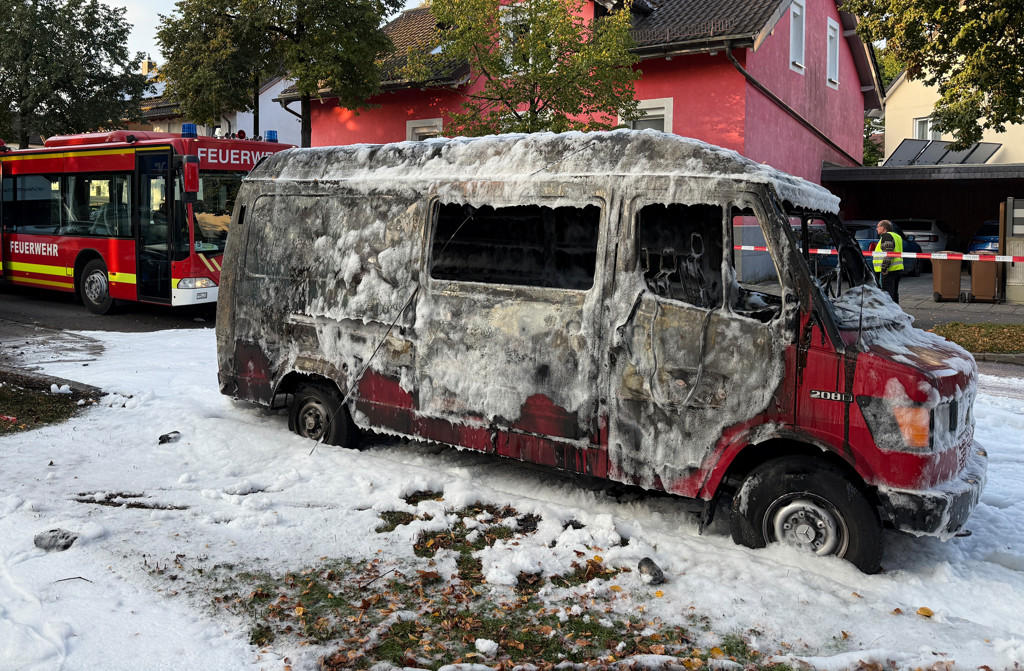 Onder meer een busje brandde uit in het noorden van München vanochtend.