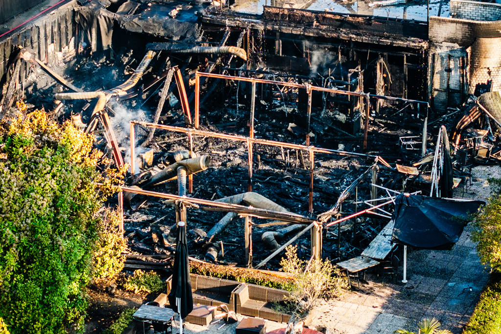 Partycentrum Ridderkerk volledig in de as, politie zoekt vluchtende man