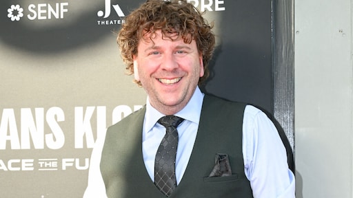 Dominic Seldis geeft een muzikale terugblik in theatertour Back to Bass-ics