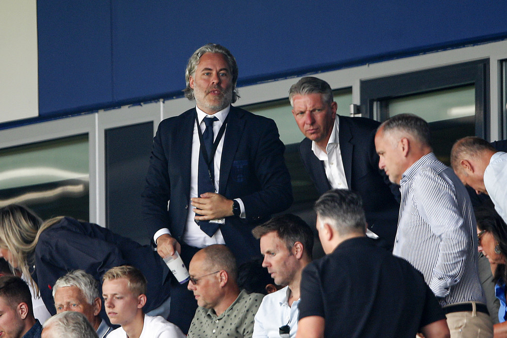 Xander Czaikowski (links, staand) spreekt over een weeffout in de organisatiestructuur.