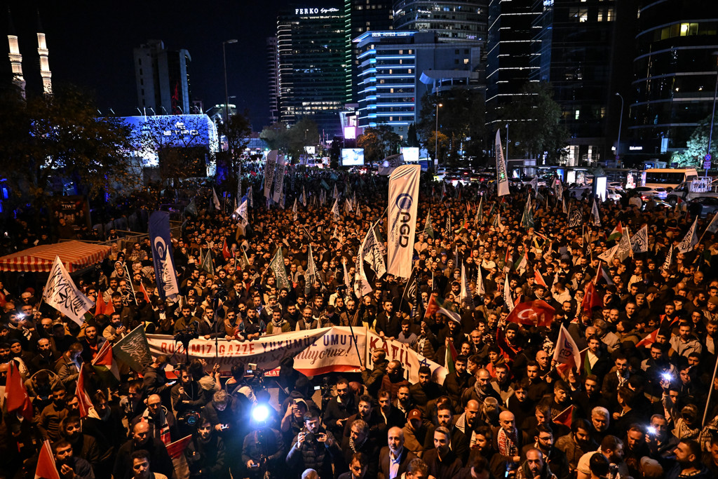 Een demonstratie in Istanbul om het stoppen van de hulpvloot.