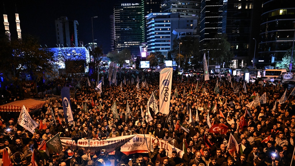 Een demonstratie in Istanbul om het stoppen van de hulpvloot.