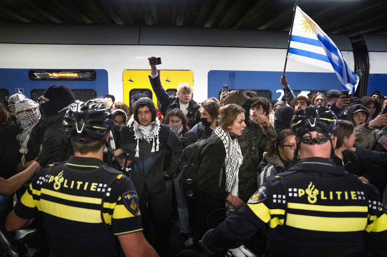 Politie maakt einde aan pro-Palestijnse betoging op Den Haag Centraal: treinen rijden nog niet 