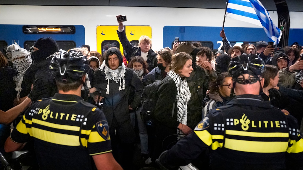 Politie maakt einde aan pro-Palestijnse betoging op Den Haag Centraal: treinen rijden nog niet