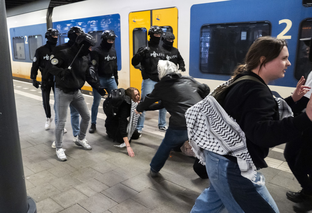 Politie arresteert ruim tweehonderd demonstranten bij station Den Haag