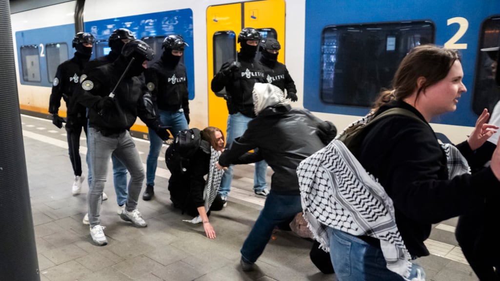 Politie arresteert ruim tweehonderd demonstranten bij station Den Haag