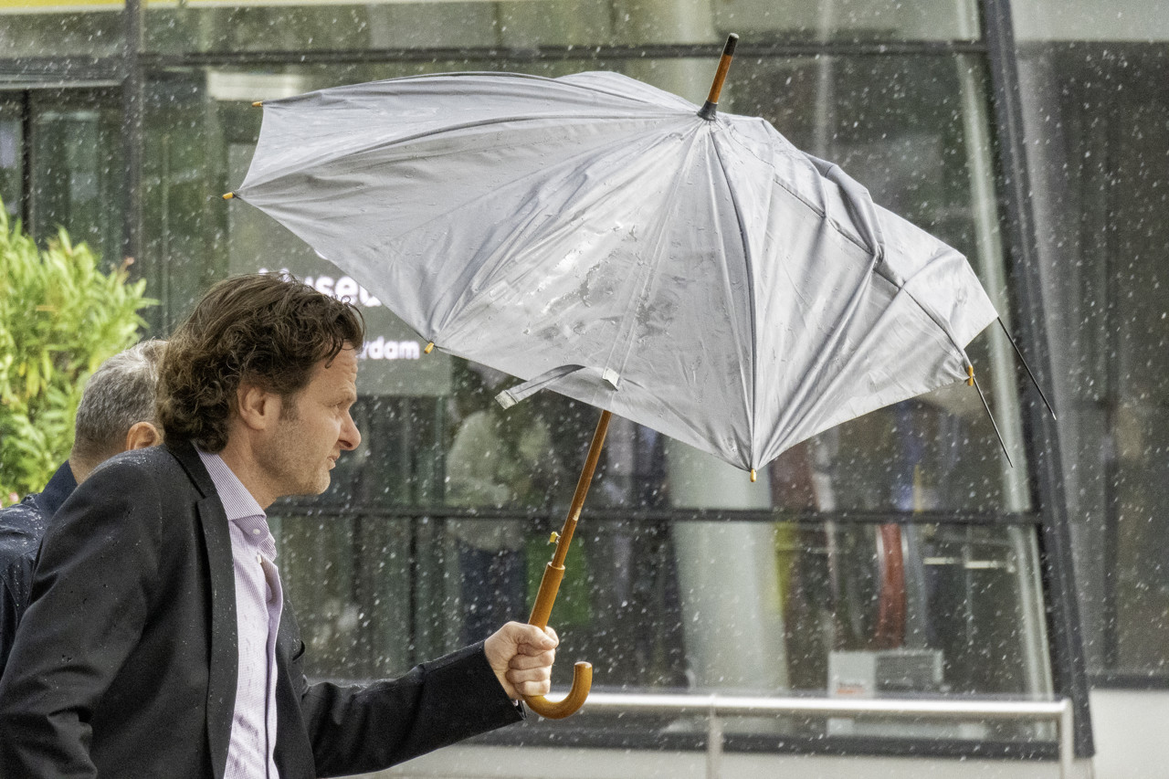 Code geel, 70 geschrapte vluchten en geen vuurwerk door storm Amy