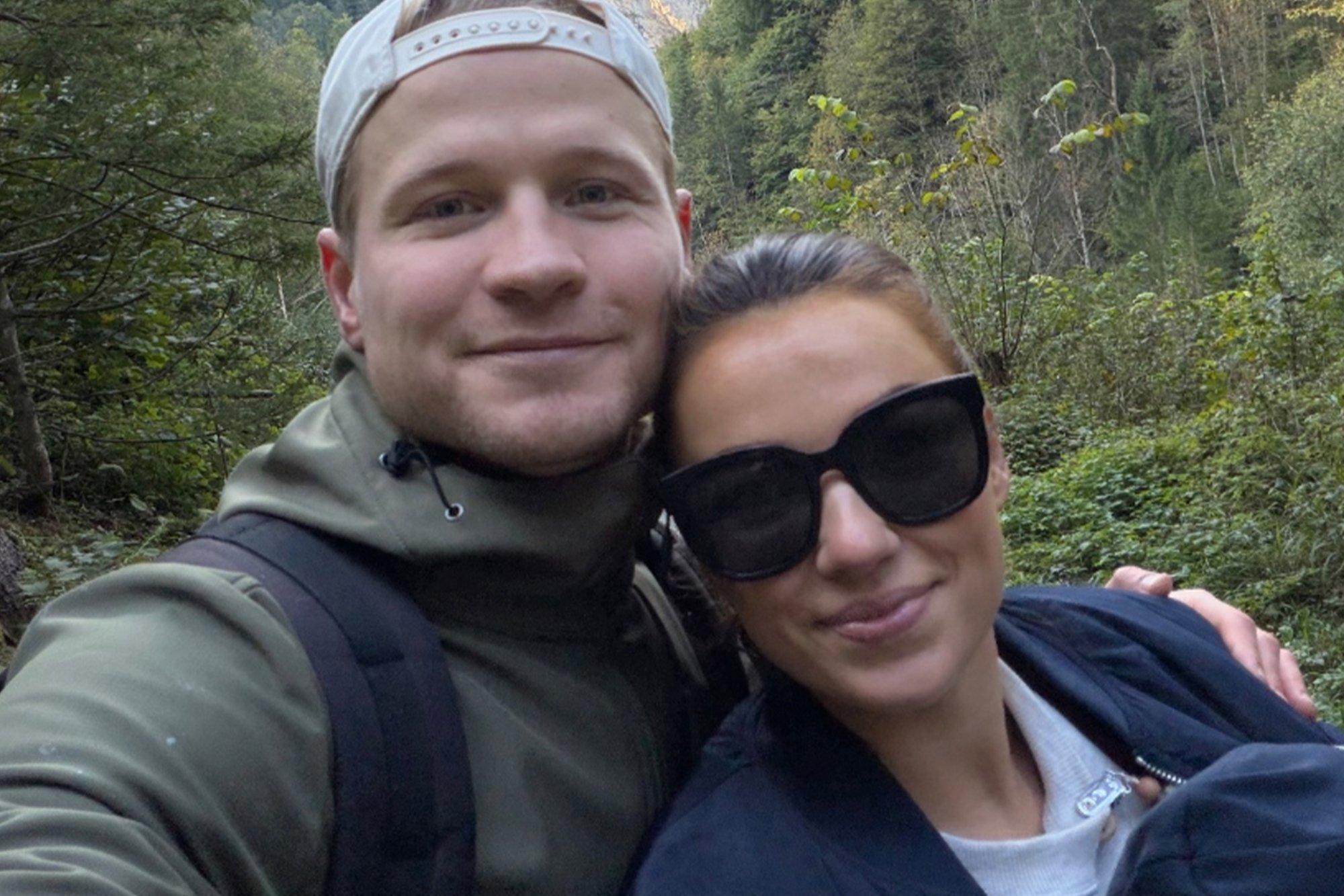 Kalvijn voor het eerst op familievakantie met baby Tobi: 'Als eerste aan boord'