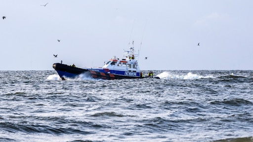 Stuurloos geraakte olietanker voor Nederlandse kust naar veilige positie gesleept