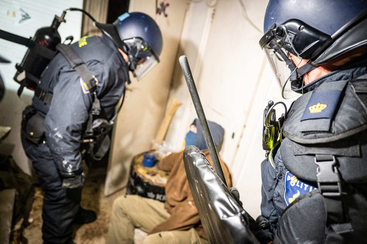 De Mobiele Eenheid (ME) is ingezet om het pand te ontruimen.