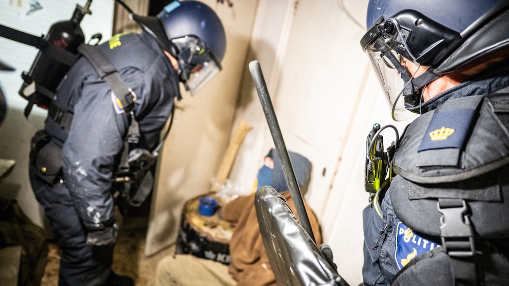 De Mobiele Eenheid (ME) is ingezet om het pand te ontruimen.