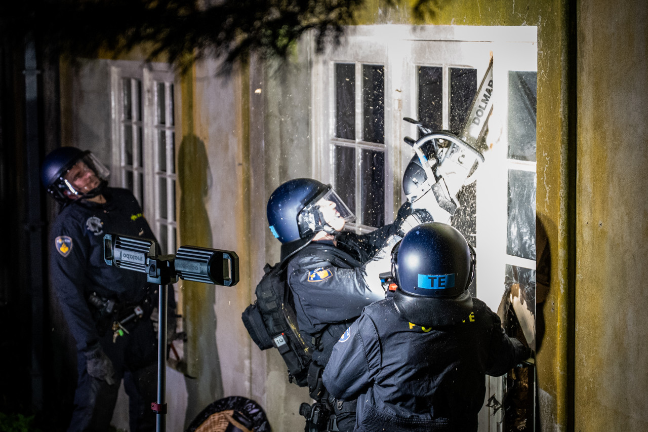 Politie ontruimt gekraakte villa van 'Krottenkoning', 25 mensen gearresteerd