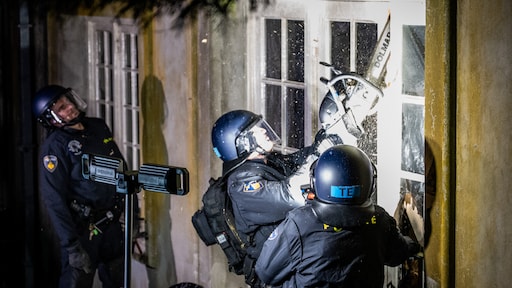 Politie ontruimt gekraakte villa van 'Krottenkoning' in Wassenaar, 25 mensen gearresteerd