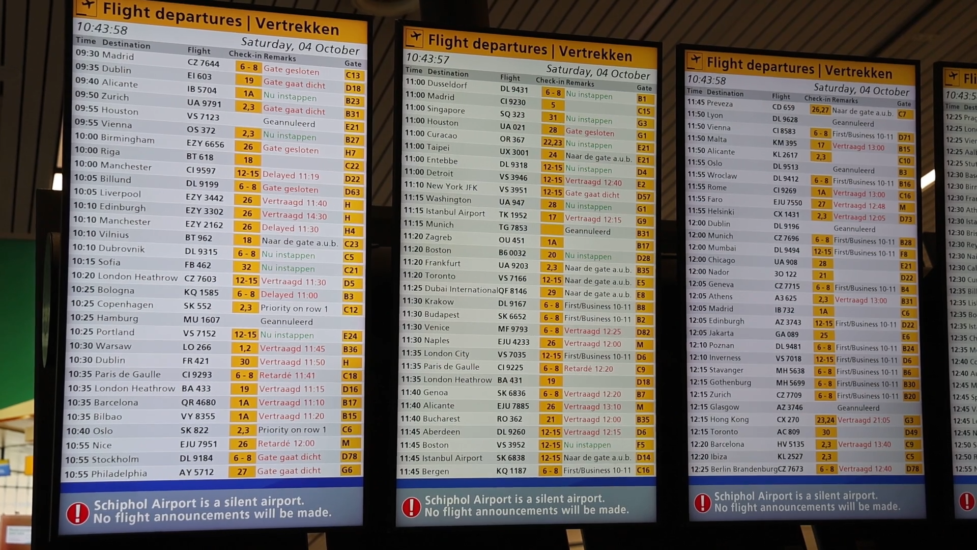 De borden op Schiphol tonen aan dat veel vluchten zijn geannuleerd of vertraagd.